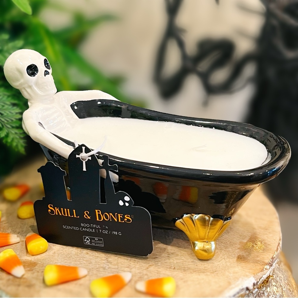 NEW Skull & Bones Skeleton Black and Gold Bathtub Halloween Fall 7 OZ Candle